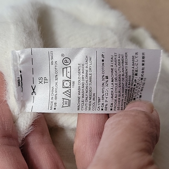 Banana Republic Size XS Ivory Long Sleeve Short (not Crop) Super Soft Sweater - Picture 11 of 11